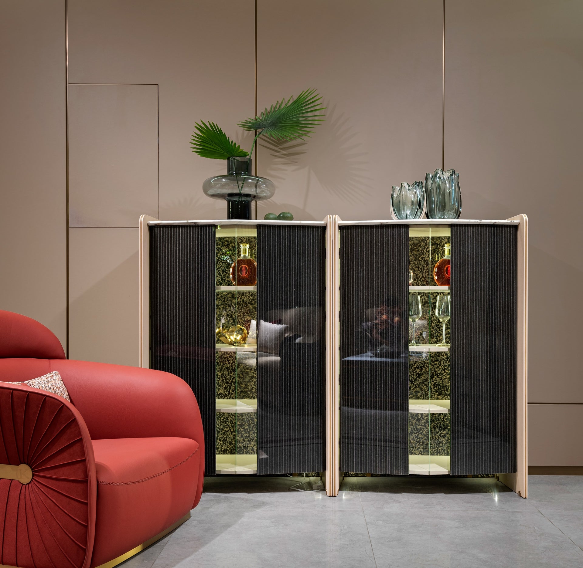 AK-020M – Curved Display Cabinet with Gloss Finish and Marble Top