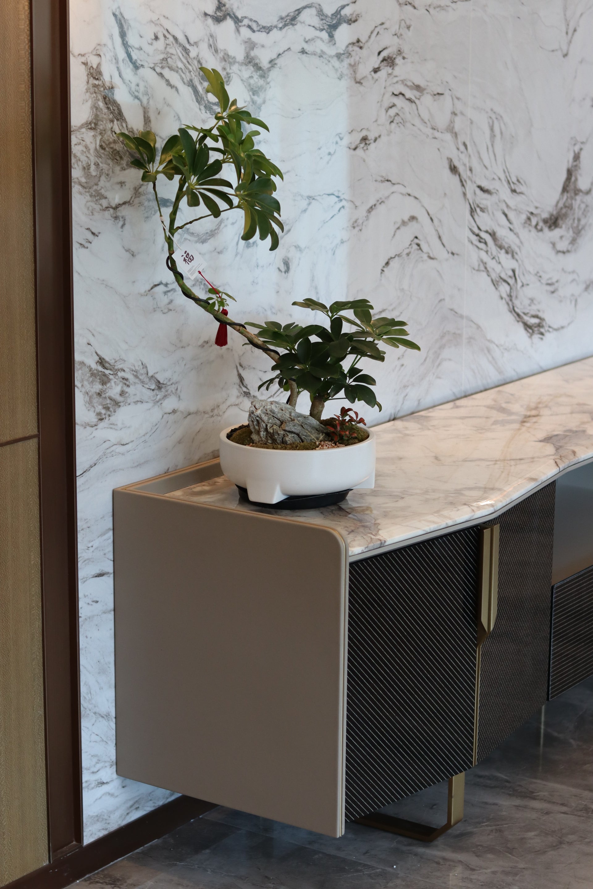 AK-066D1 Console – Curved Marble Top with Striped Black Panels and Brushed Gold Accents