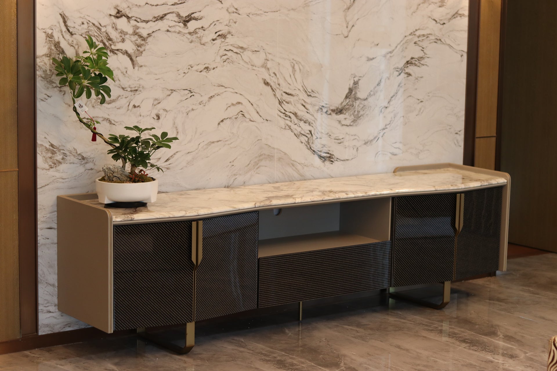 AK-066D1 Console – Curved Marble Top with Striped Black Panels and Brushed Gold Accents